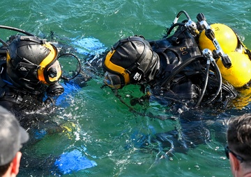 NAVFAC EXWC Divers Conduct Dry Suit Familiarization for Arctic Operation