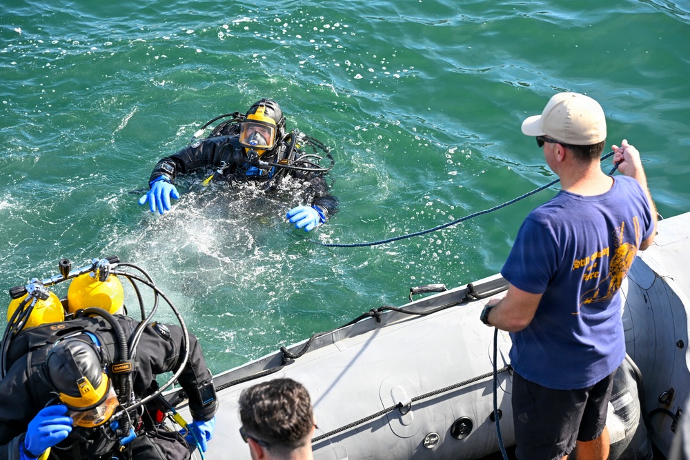 NAVFAC EXWC Divers Conduct Dry Suit Familiarization for Arctic Operation