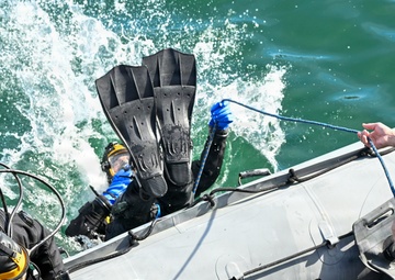 NAVFAC EXWC Divers Conduct Dry Suit Familiarization for Arctic Operation