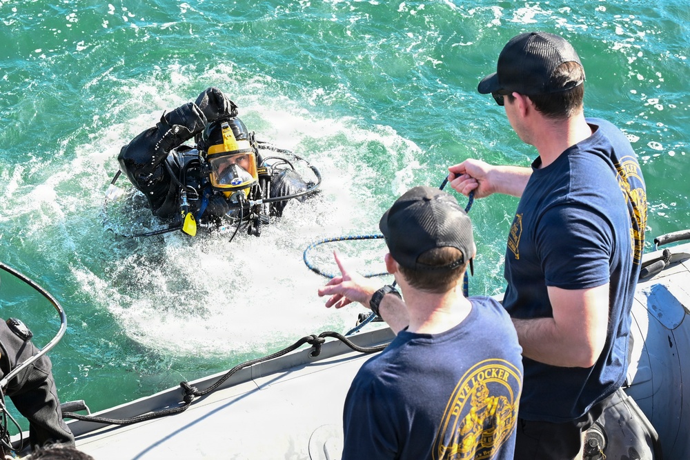NAVFAC EXWC Divers Conduct Dry Suit Familiarization for Arctic Operation