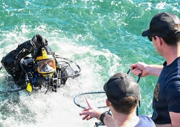 NAVFAC EXWC Divers Conduct Dry Suit Familiarization for Arctic Operation