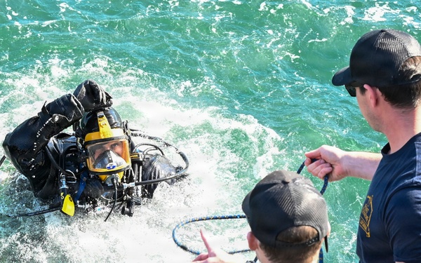 NAVFAC EXWC Divers Conduct Dry Suit Familiarization for Arctic Operation