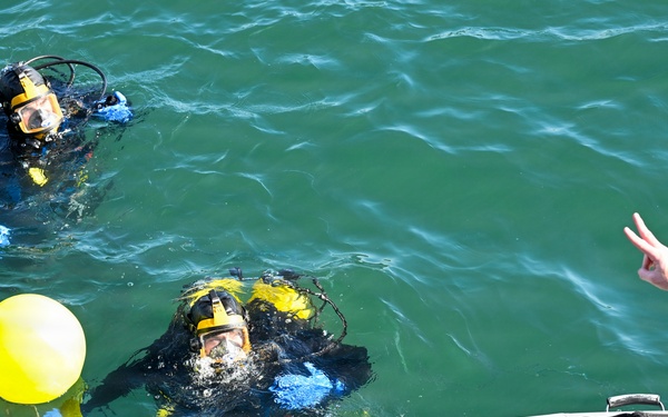 NAVFAC EXWC Divers Conduct Dry Suit Familiarization for Arctic Operation