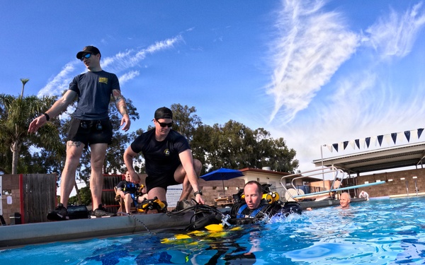 NAVFAC EXWC Divers Conduct Dry Suit Familiarization for Arctic Operation