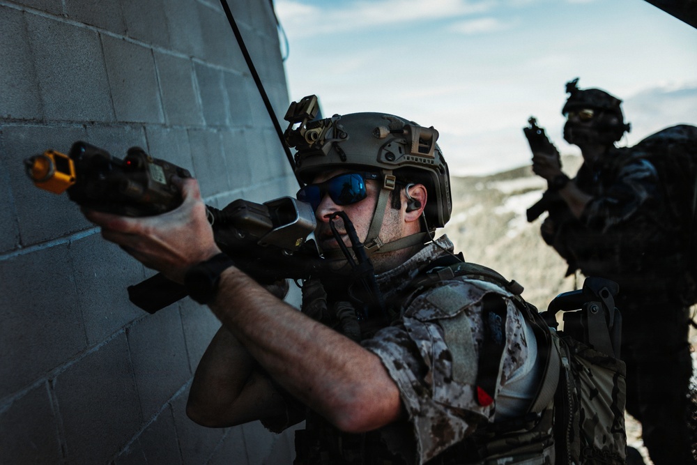 EOD Technicians Conduct Mountain Terrain Drills