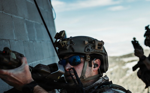 EOD Technicians Conduct Mountain Terrain Drills