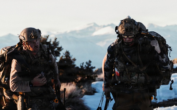 EOD Technicians Conduct Mountain Terrain Drills