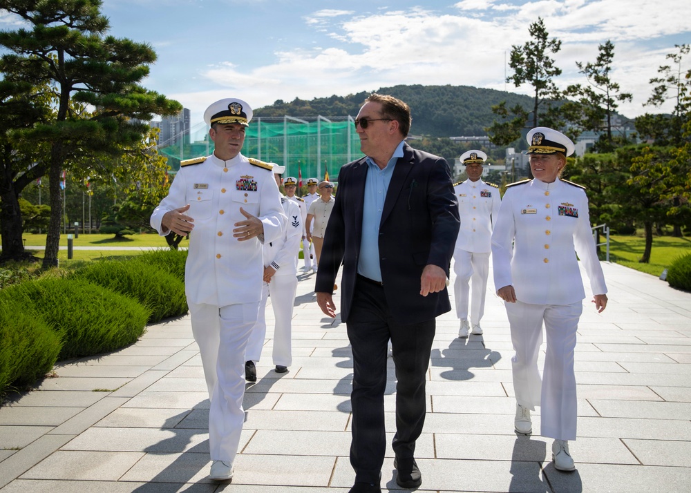 C7F visits the UN Memorial Cemetery