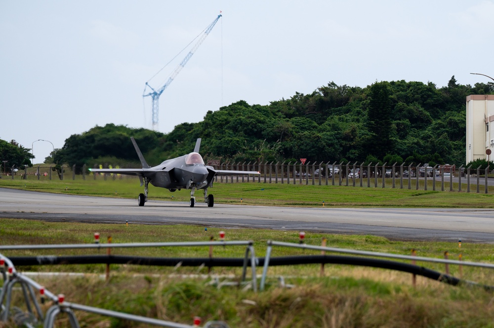 Lightning strikes… then refuels