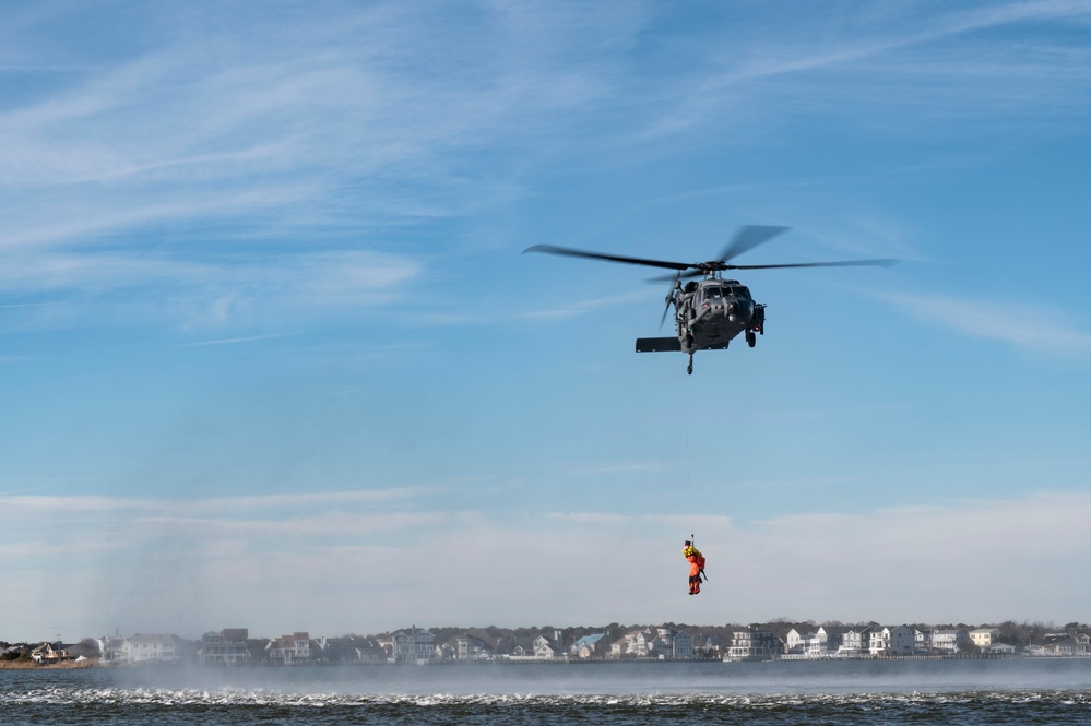 SERE specialists test aircrew members' water survival skills in freezing temperatures