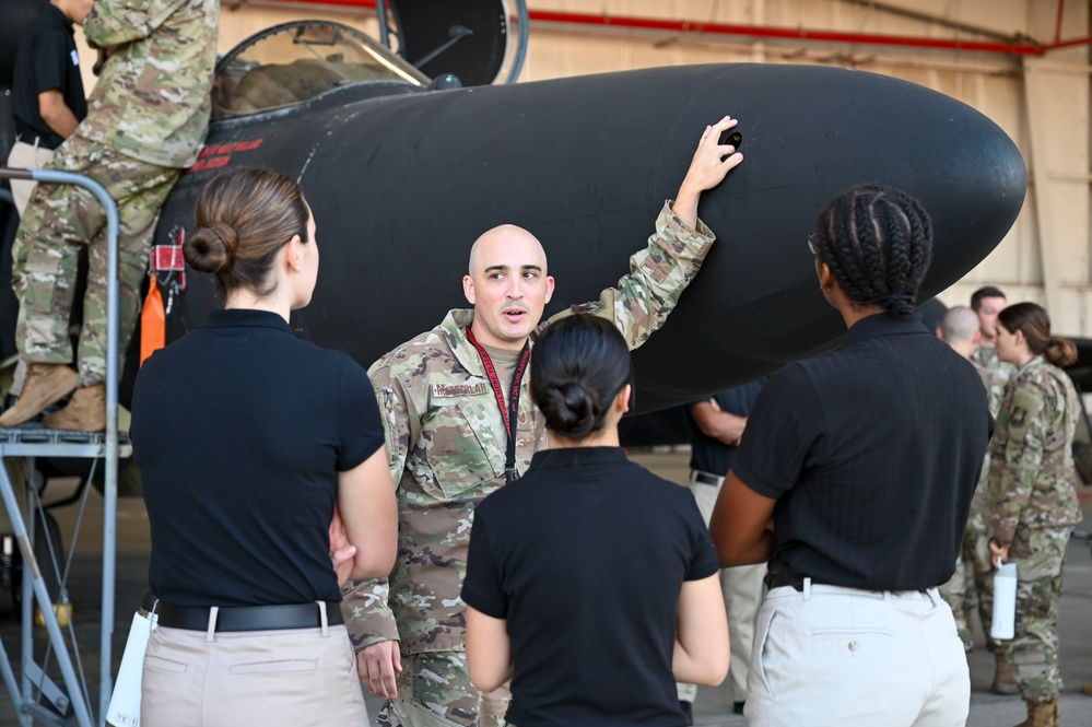 Tour highlights U-2 Dragon Lady to visiting ROTC students