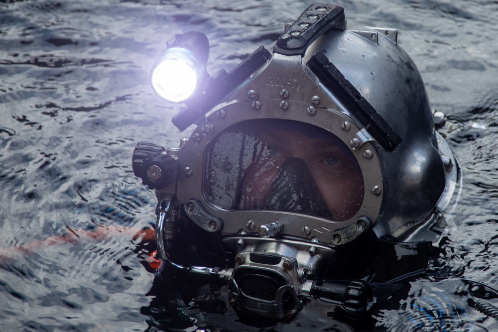 Ike Conducts Planned Incremental Availability maintenance period