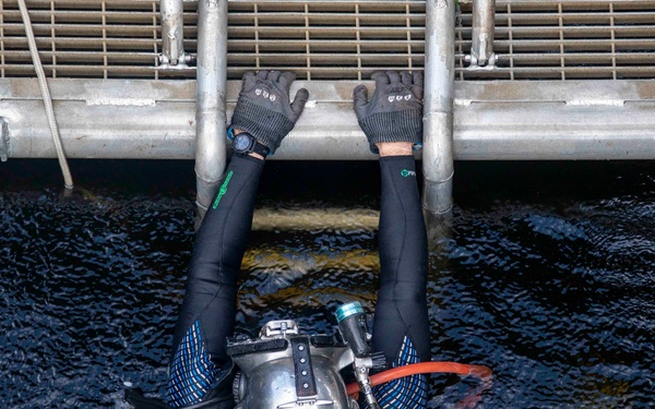 Ike Conducts Planned Incremental Availability maintenance period