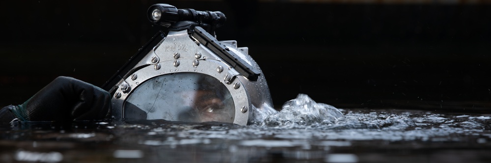 Ike Conducts Planned Incremental Availability maintenance period