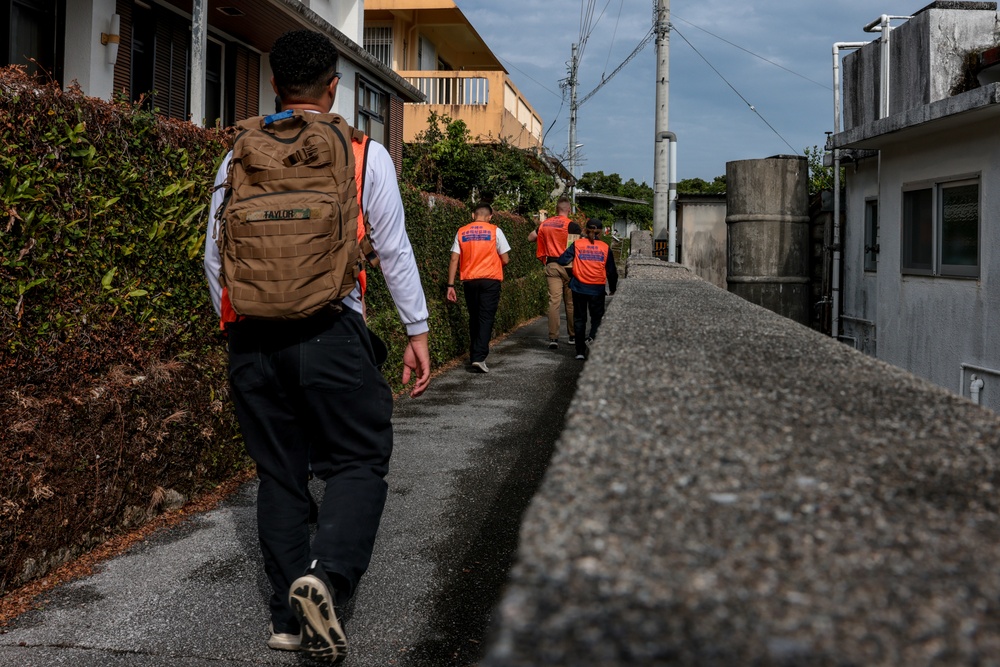 Marines volunteer in vine removal event to aide Okinawa City residents