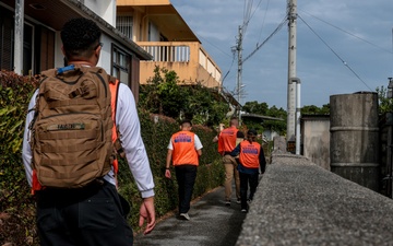 Marines volunteer in vine removal event to aide Okinawa City residents
