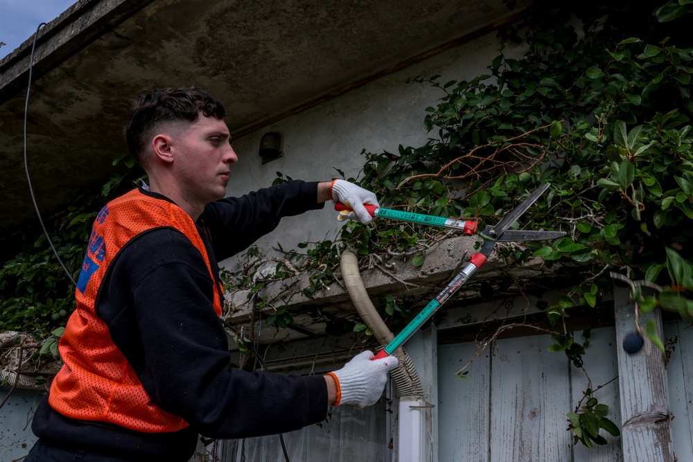 Marines volunteer in vine removal event to aide Okinawa City residents