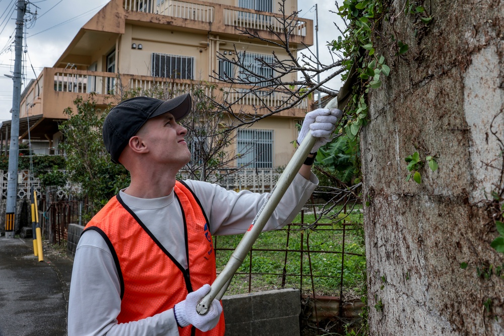 Marines volunteer in vine removal event to aide Okinawa City residents