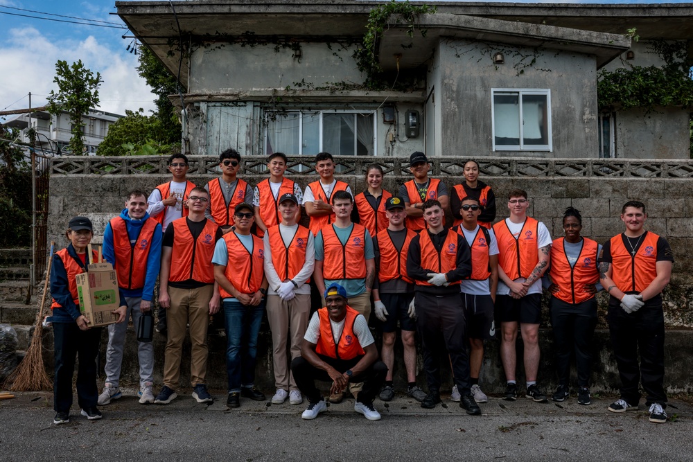 Marines volunteer in vine removal event to aide Okinawa City residents
