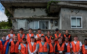 Marines volunteer in vine removal event to aide Okinawa City residents