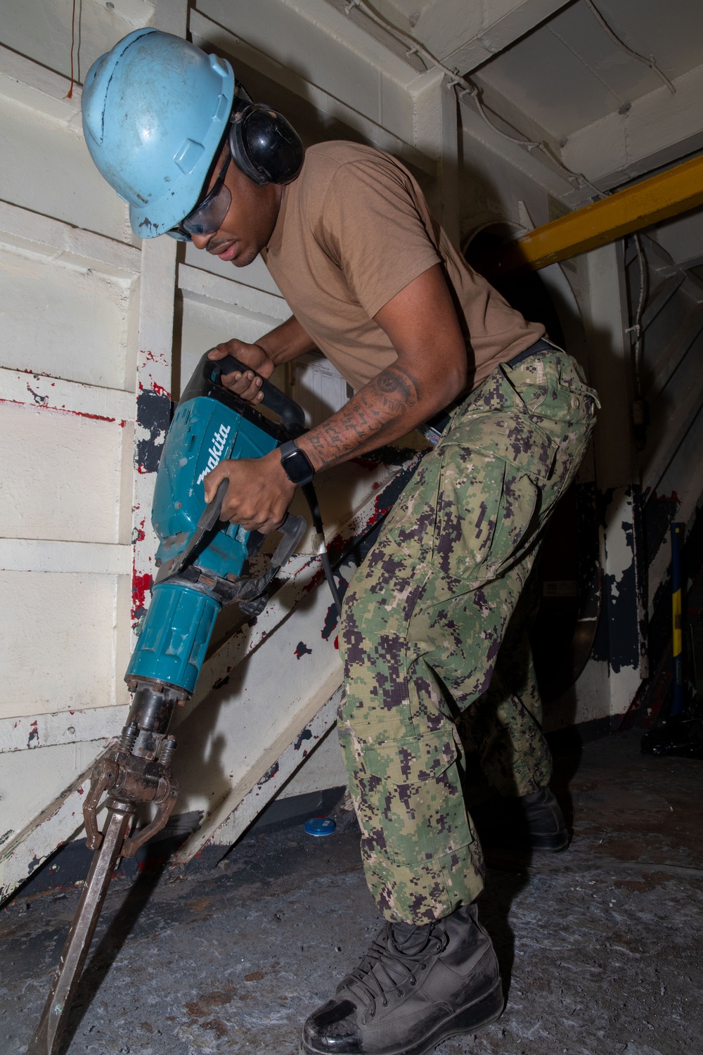 Ike Conducts Planned Incremental Availability maintenance period