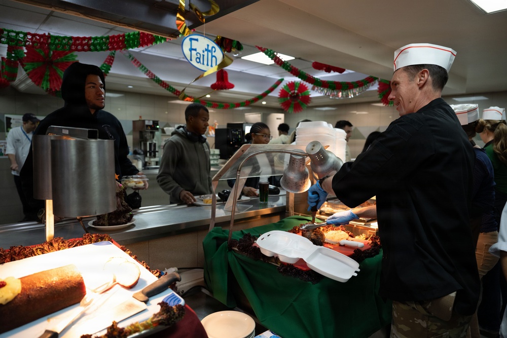 39th ABW Leadership Shows Appreciation During Holiday Meal