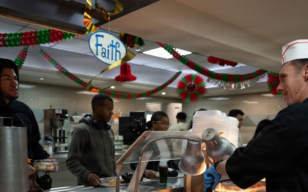 39th ABW Leadership Shows Appreciation During Holiday Meal