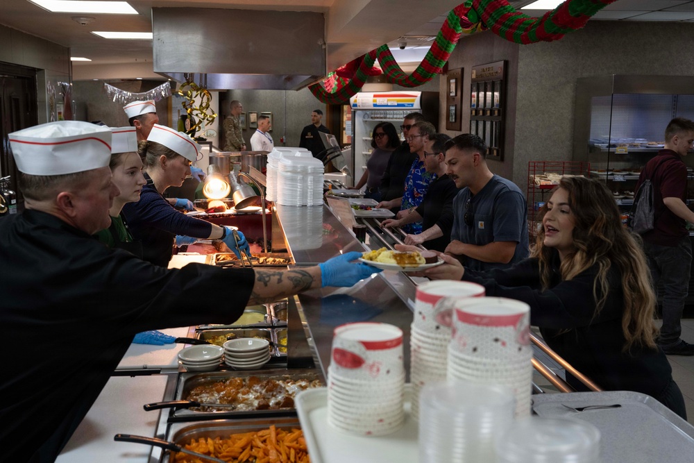 39th ABW Leadership Shows Appreciation During Holiday Meal