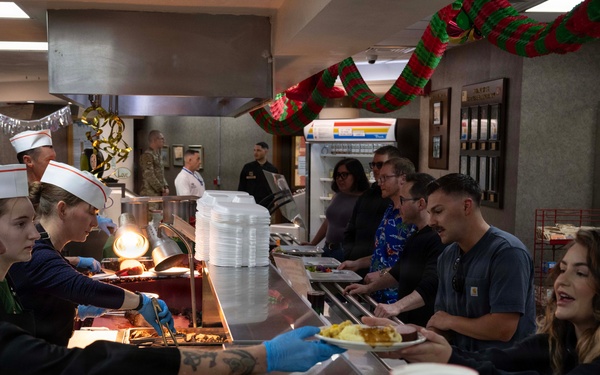 39th ABW Leadership Shows Appreciation During Holiday Meal