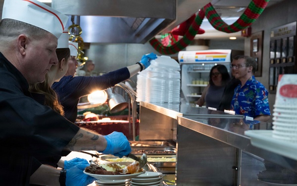 39th ABW Leadership Shows Appreciation During Holiday Meal