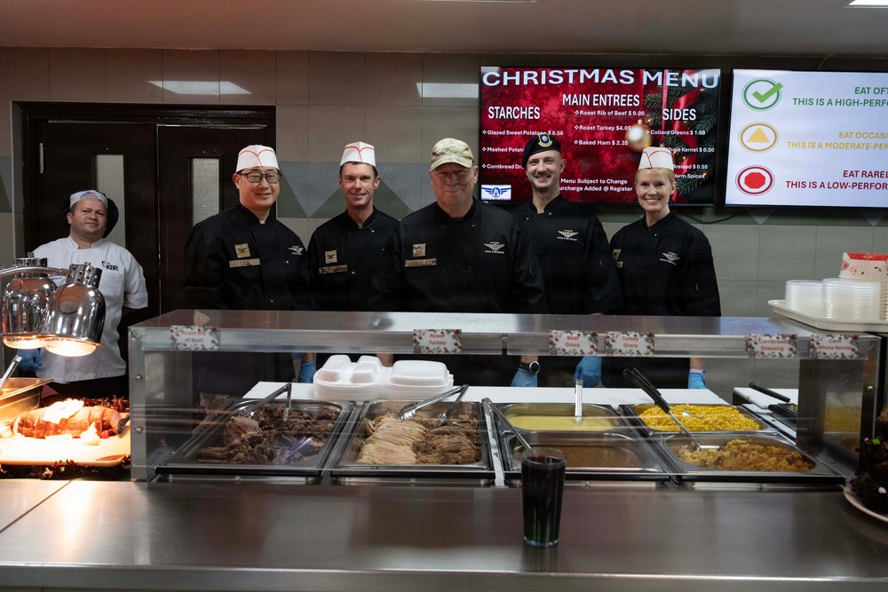 39th ABW Leadership Shows Appreciation During Holiday Meal