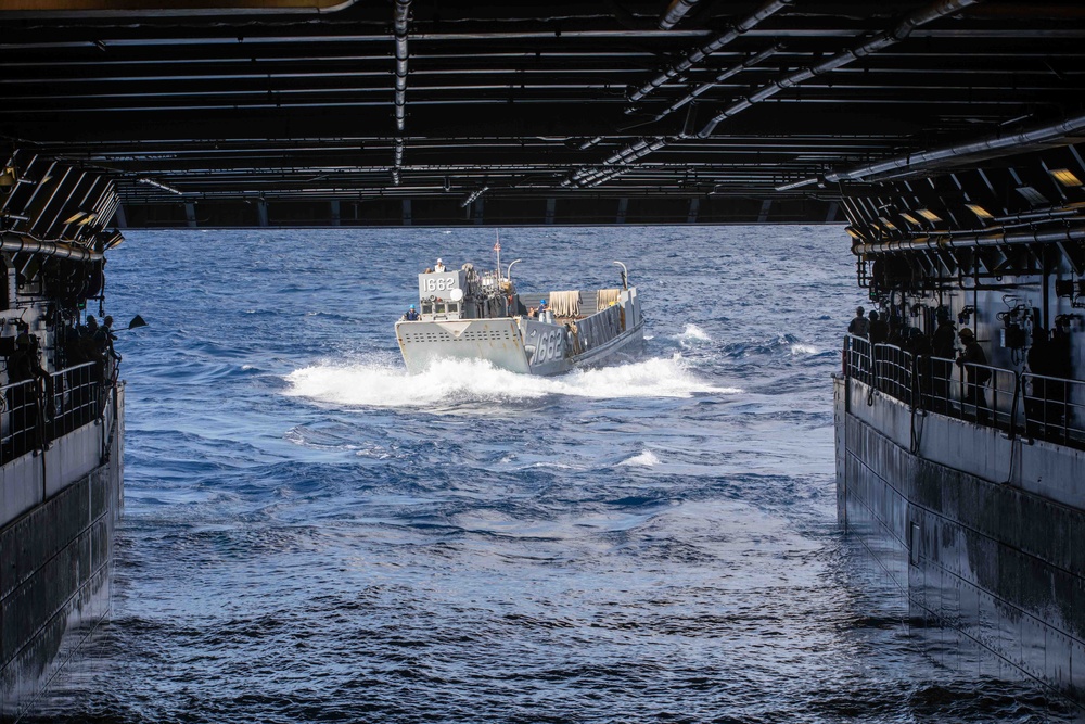 USS Fort Lauderdale Conduct Amphibious Operations