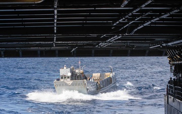 USS Fort Lauderdale Conduct Amphibious Operations