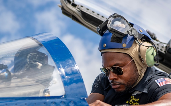 The Blue Angels’ Perform at the MCAS Beaufort Air Show in Beaufort