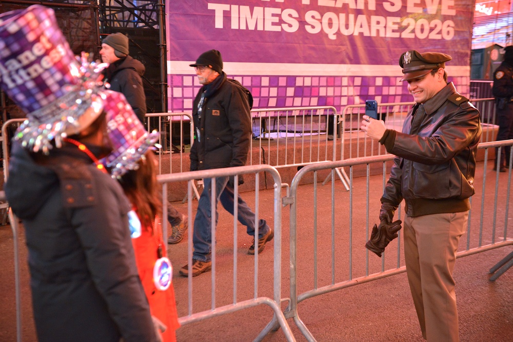 U.S. Army Reserve Soldiers celebrate New Years Eve in Times Square
