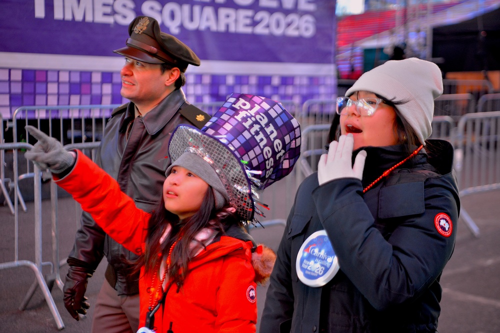 U.S. Army Reserve Soldiers celebrate NYE in Times Square