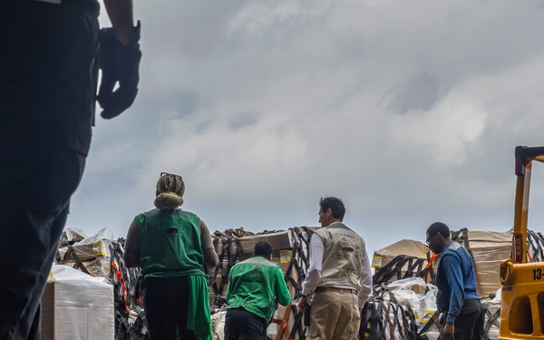 Abraham Lincoln conducts a replenishment-at-sea with the Henry J. Kaiser