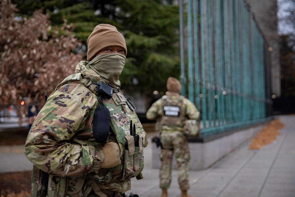 A Mississippi Army National Guard Soldier stands on patrol in Washington, D.C.