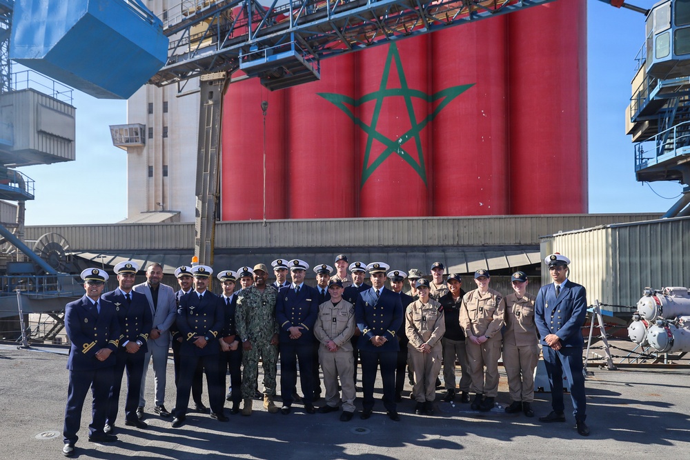 USS Paul Ignatius (DDG 117) provides a ship tour for Royal Moroccan Navy Sailors