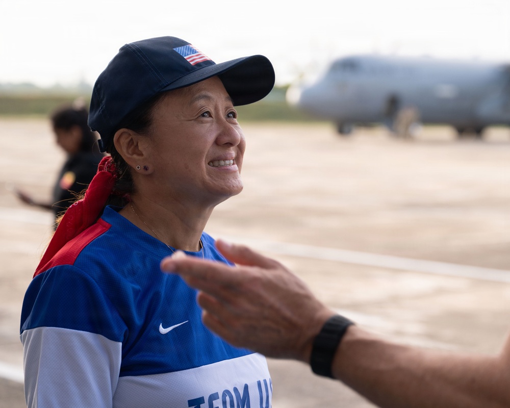 U.S. Ambassador to Sri Lanka, service members transport humanitarian aid to Anuradhapura, Trichomalee
