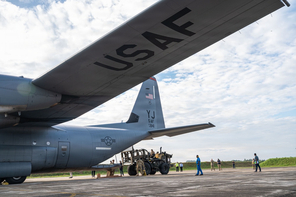U.S. Ambassador to Sri Lanka, service members transport humanitarian aid to Anuradhapura, Trichomalee