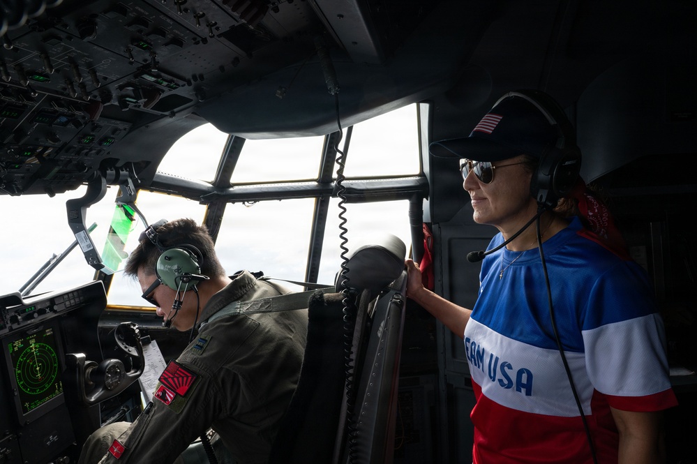 U.S. Ambassador to Sri Lanka, service members transport humanitarian aid to Anuradhapura, Trichomalee