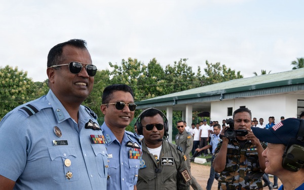 U.S. Ambassador to Sri Lanka, service members transport humanitarian aid to Anuradhapura, Trichomalee