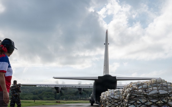 U.S. Ambassador to Sri Lanka, service members transport humanitarian aid to Anuradhapura, Trichomalee