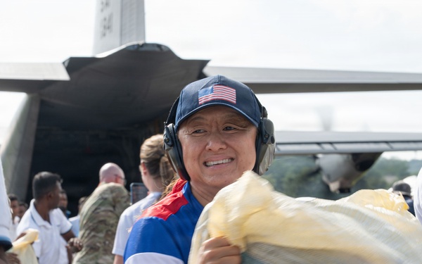 U.S. Ambassador to Sri Lanka, service members transport humanitarian aid to Anuradhapura, Trichomalee