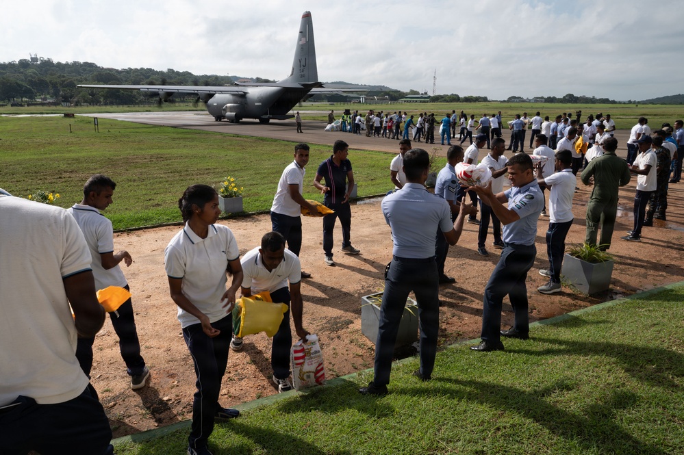 U.S. Ambassador to Sri Lanka, service members transport humanitarian aid to Anuradhapura, Trichomalee