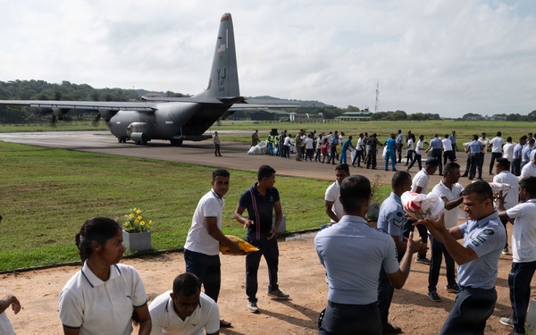 U.S. Ambassador to Sri Lanka, service members transport humanitarian aid to Anuradhapura, Trichomalee