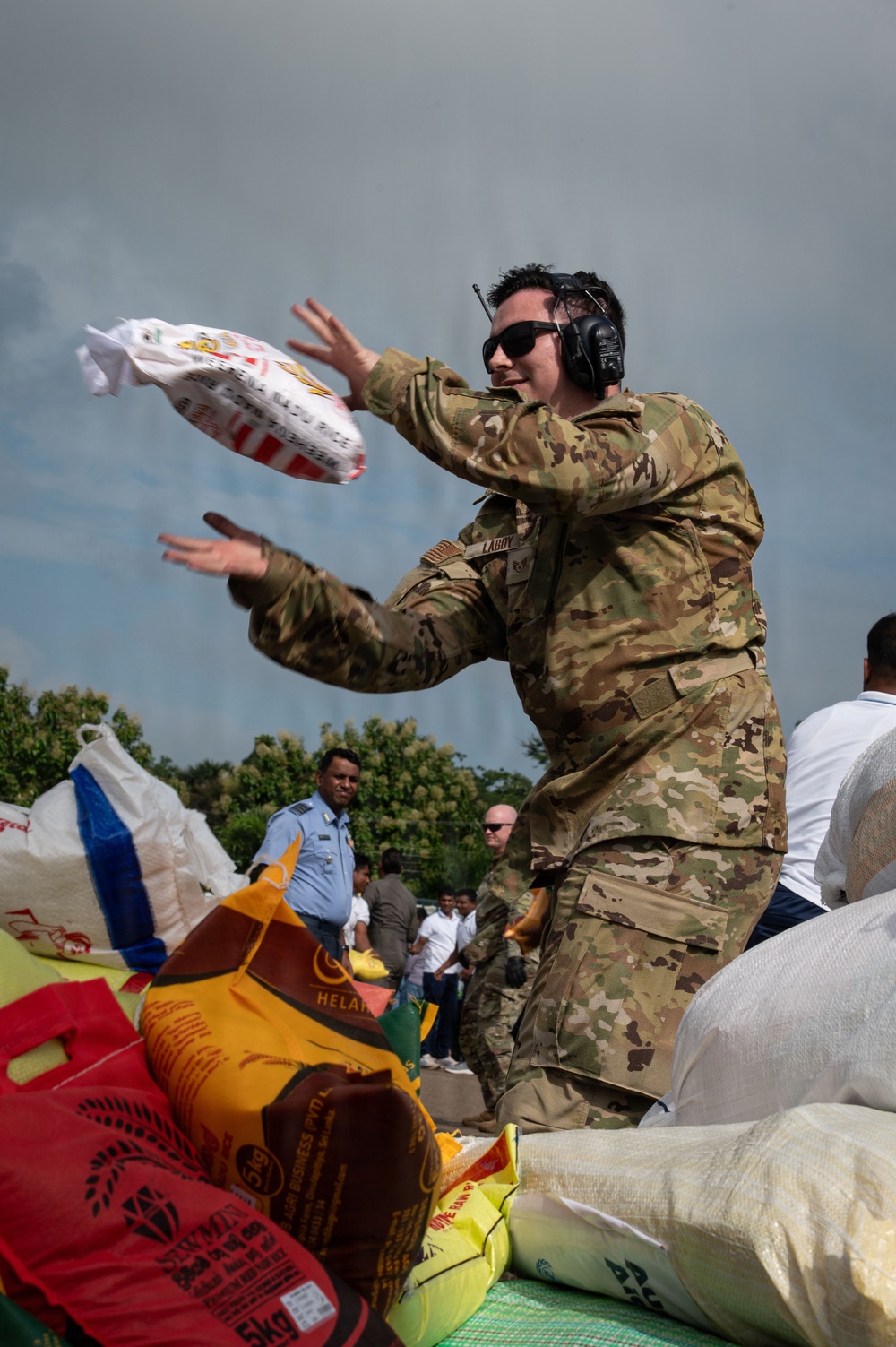 U.S. Ambassador to Sri Lanka, service members transport humanitarian aid to Anuradhapura, Trichomalee