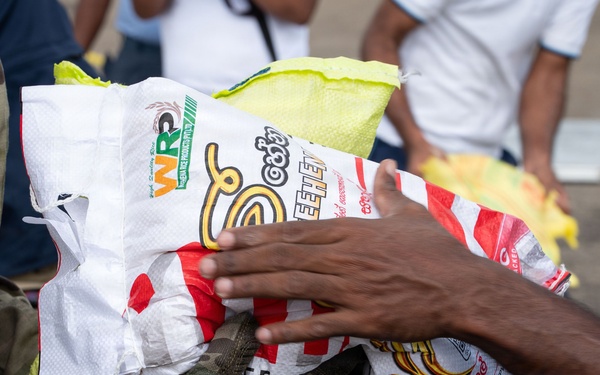 U.S. Ambassador to Sri Lanka, service members transport humanitarian aid to Anuradhapura, Trichomalee