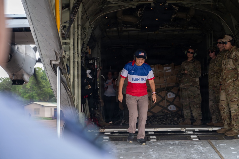 U.S. Ambassador to Sri Lanka, service members transport humanitarian aid to Anuradhapura, Trichomalee